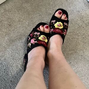 Shoedazzle Floral Embroidered Black Heels